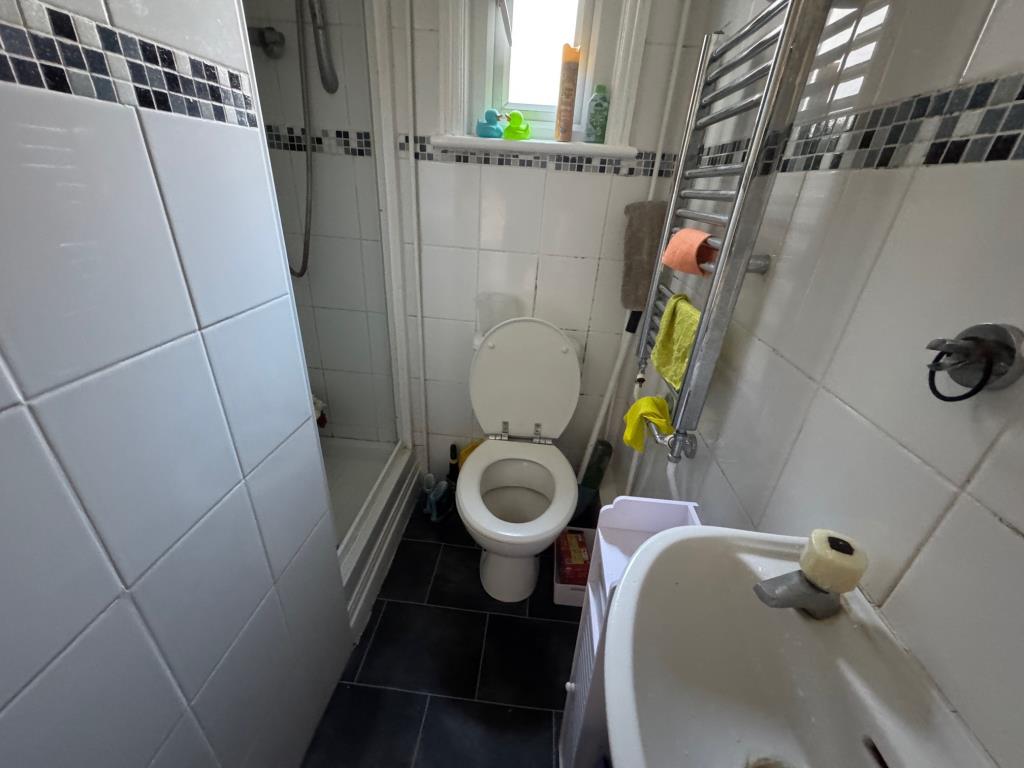 Lot: 135 - FREEHOLD INVESTMENT OF THREE FLATS - First floor flat shower room